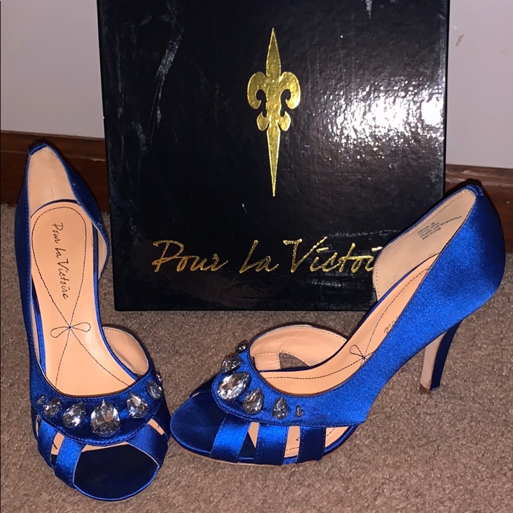 Pour la Victoire satin blue heels